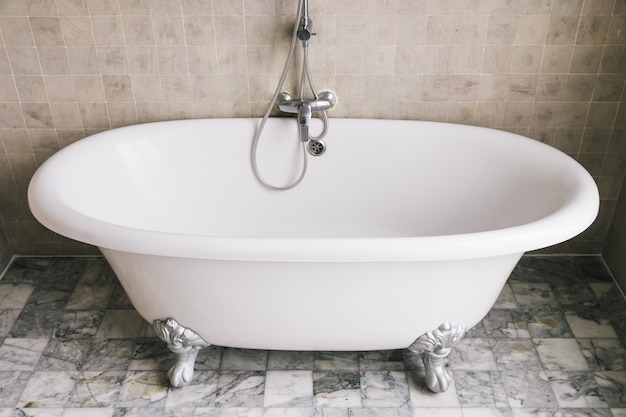 Free photo bathtub decoration in bathroom