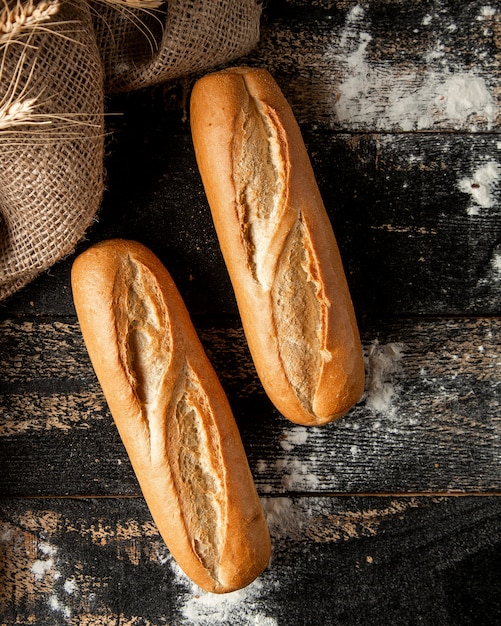 Free photo baton bread and flour on table