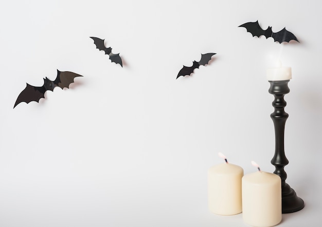 Foto gratuita pipistrelli e candele fiammeggianti