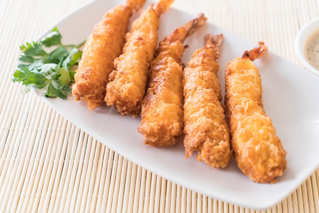 Free photo batter-fried prawns on table