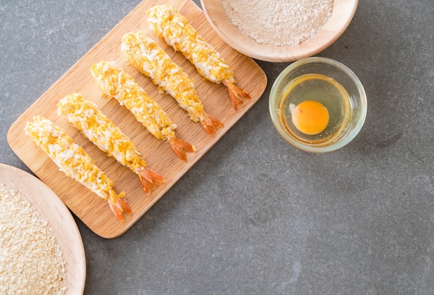 Free photo batter-fried prawns on wood board