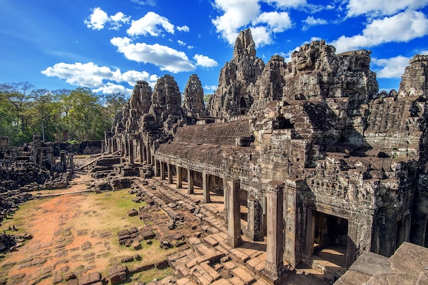 巨大な石の顔を持つバイヨン寺院、アンコールワット、シェムリアップ、カンボジア。