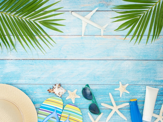 Пляжные аксессуары с пальмовыми листьями.