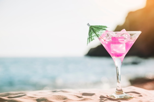 Foto gratuita sfondo spiaggia con cocktail