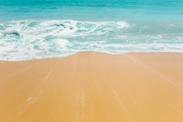 波とビーチの背景