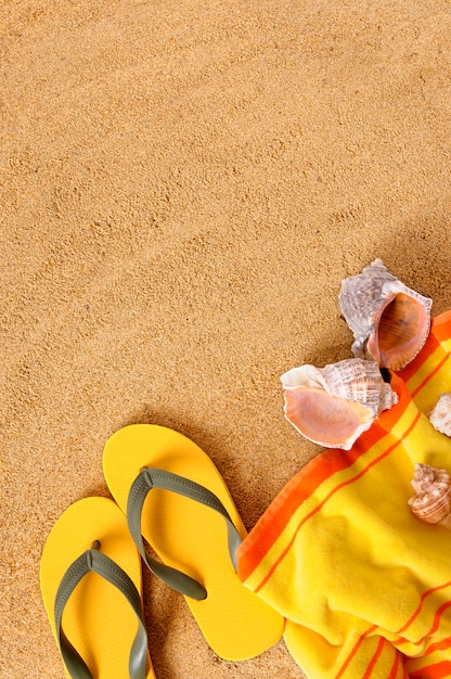 Sfondo spiaggia con asciugamano giallo