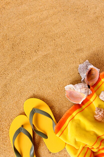 Пляж фон с желтым полотенцем