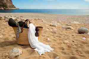 Foto gratuita borsa da spiaggia con still life essenziale