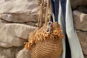 Foto gratuita borsa da spiaggia con still life essenziale