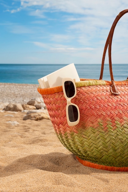 Foto gratuita borsa da spiaggia con still life essenziale