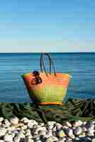 Foto gratuita borsa da spiaggia con still life essenziale