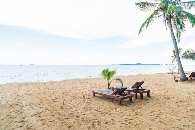 ビーチチェア、パーム、タイのパタヤのトロピカルビーチ