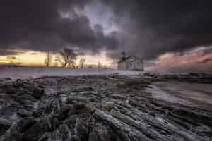 Foto gratuita chiesa sulla spiaggia