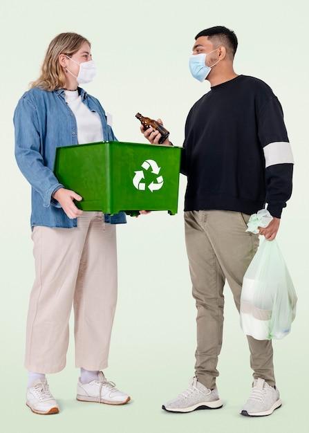 Free photo beach cleanup volunteer with recycle bin save the earth campaign