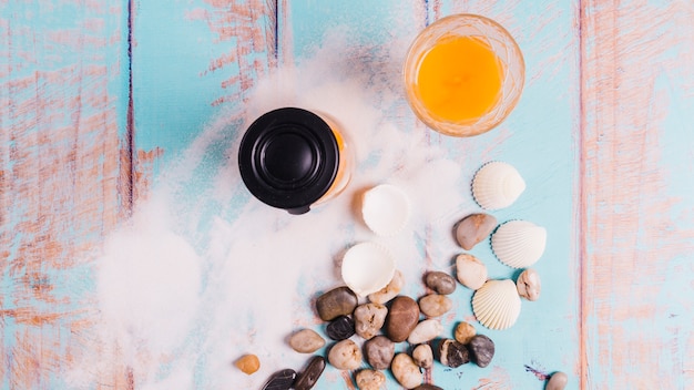 Foto gratuita concetto della spiaggia con il barattolo del succo sulla sabbia di mare