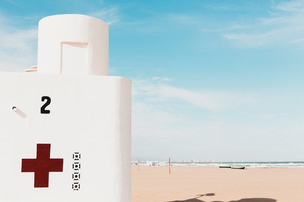 Foto gratuita concetto di spiaggia con stazione medica