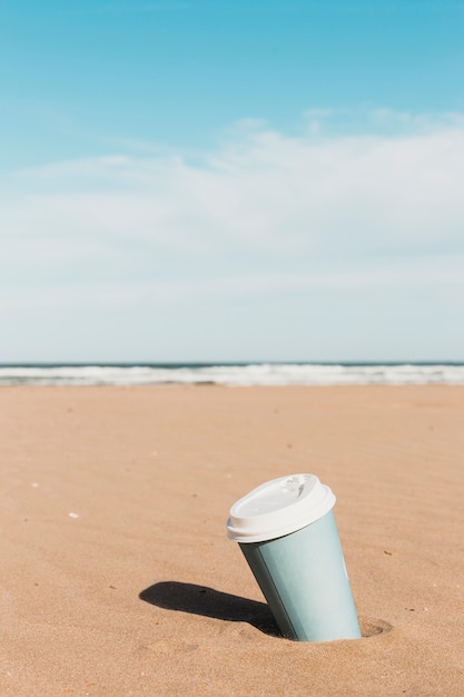 Foto gratuita concetto di spiaggia con bicchiere di carta