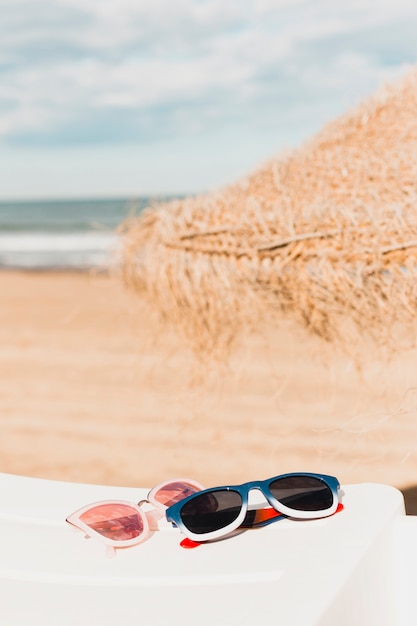 Foto gratuita concetto di spiaggia con occhiali da sole sul telo