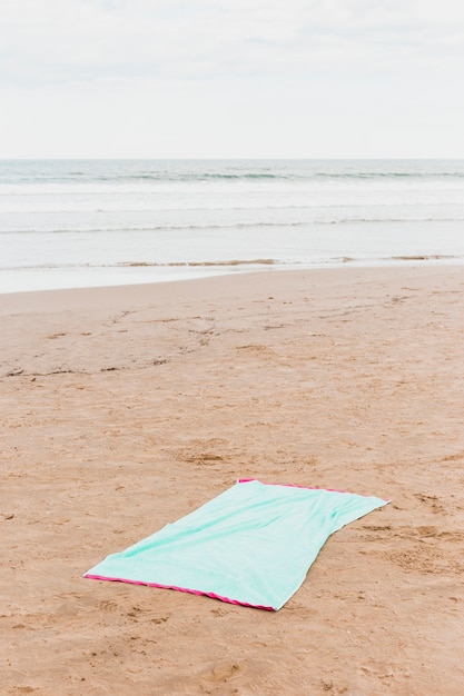 Концепция пляжа с полотенцем