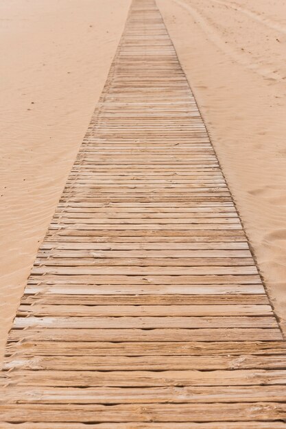 Концепция пляжа с деревянным дорожкой
