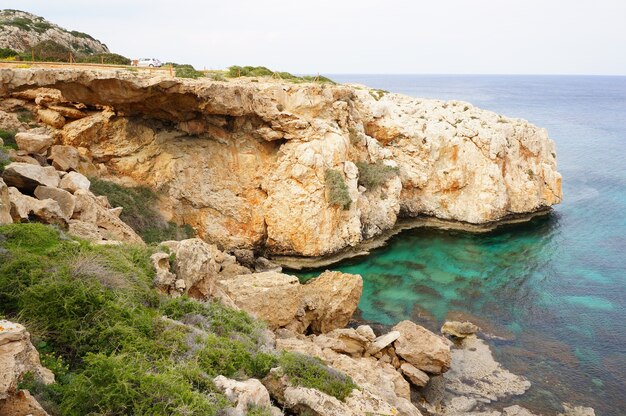 キプロス、アギアの日中の海の洞窟の近くのビーチ