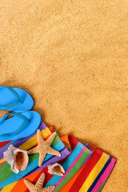 Foto gratuita oggetti da spiaggia e flip-flop