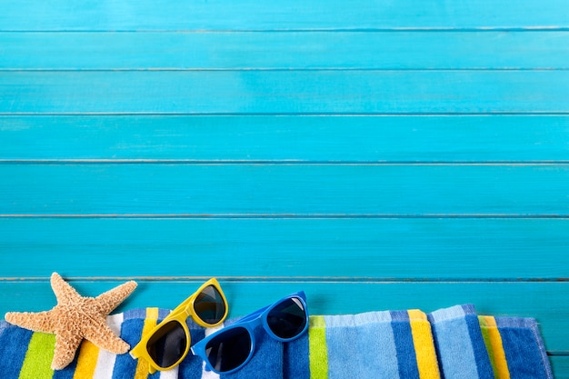 Foto gratuita bordo di spiaggia con occhiali da sole e stelle marine