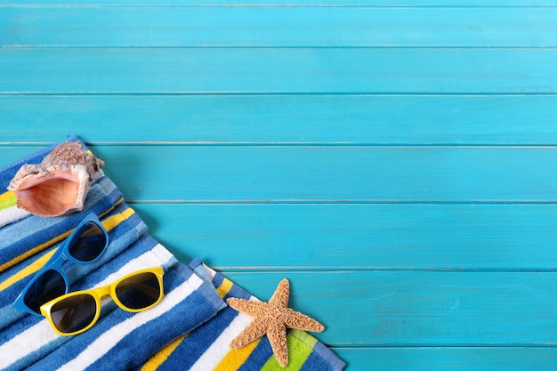 Foto gratuita scena della spiaggia con gli occhiali da sole