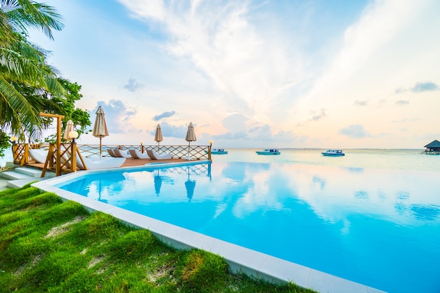 Free photo beach palm blue sky infinity