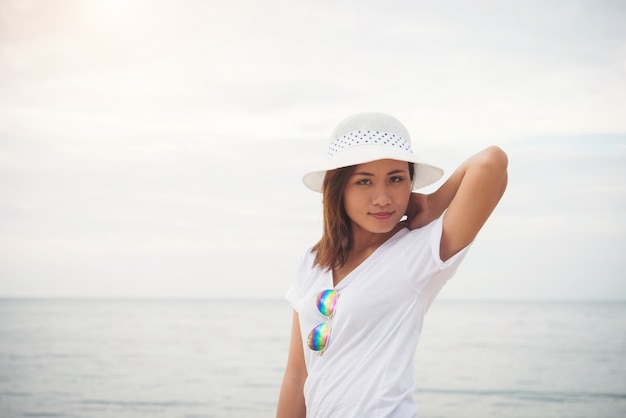 Foto gratuita spiaggia graziosa occhiali da sole felice femmina