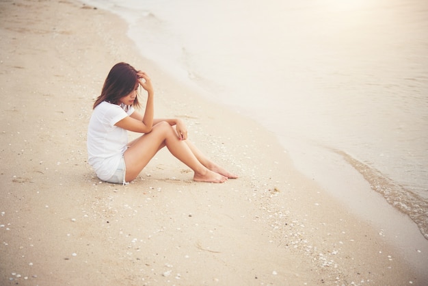 해변 슬픈 여성 외로운 여자