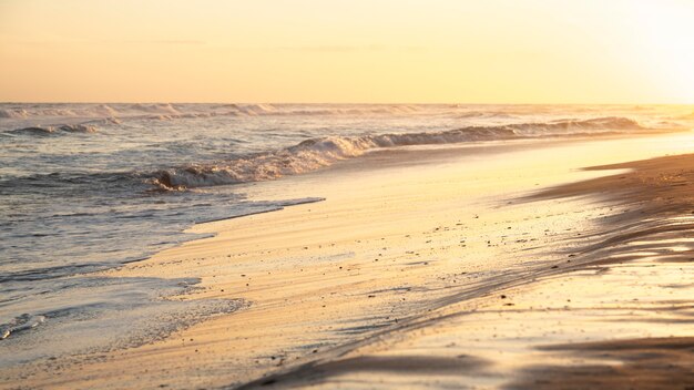 Пляжный песок рядом с мирным океаном