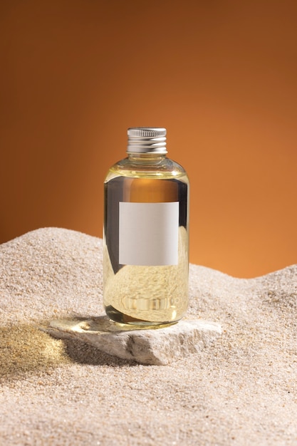Foto gratuita natura morta del prodotto per la cura della pelle della spiaggia