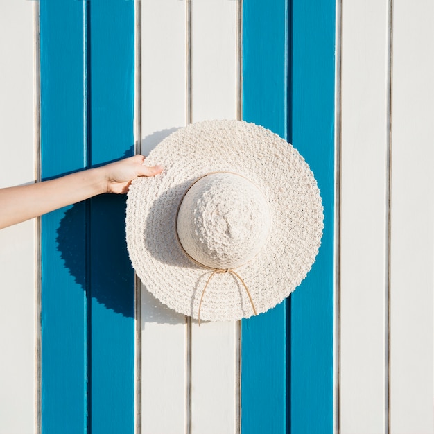 모자와 함께 해변과 여름 개념
