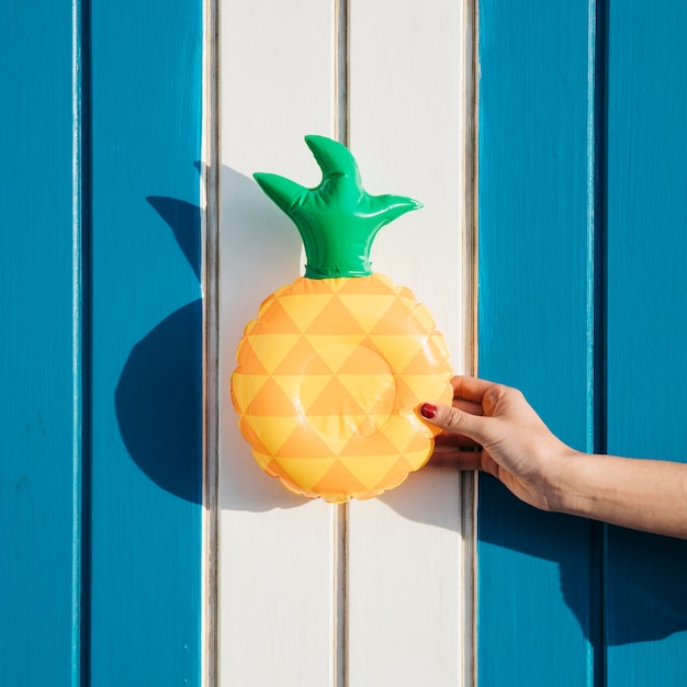Free photo beach and summer concept with inflatable pineapple
