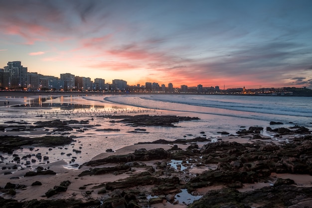 スペイン、ヒホンの日没時のビーチ
