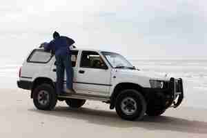 Foto gratuita gita in spiaggia su veicolo 4x4