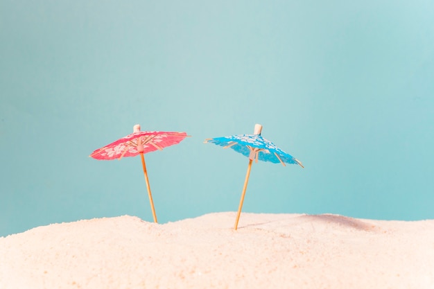 Пляж с разноцветными зонтиками