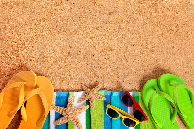 Foto gratuita bordo spiaggia con flip-flops