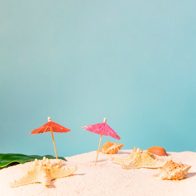 Пляж с красными зонтиками и морскими звездами