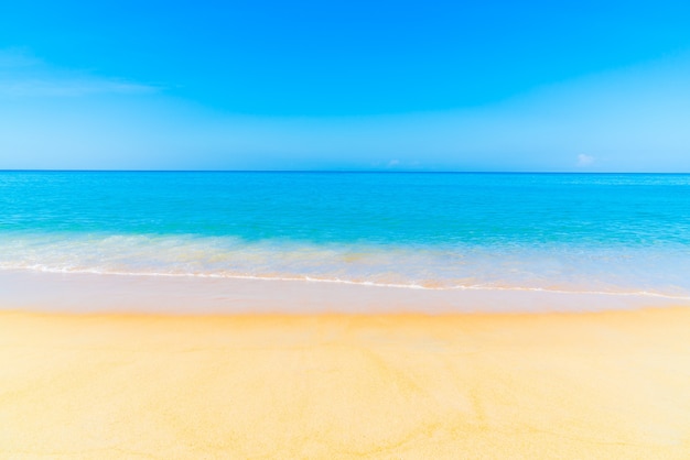 Foto gratuita spiaggia con sabbia liscia e senza pietre