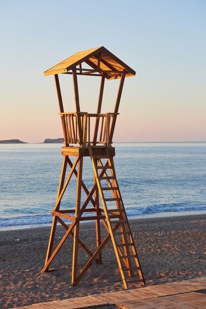 해안 경비대를위한 스페인의 해변 나무 오두막.