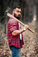 無料写真 ひげのチェーンソーのヒップスターのジャガイモの男の斧