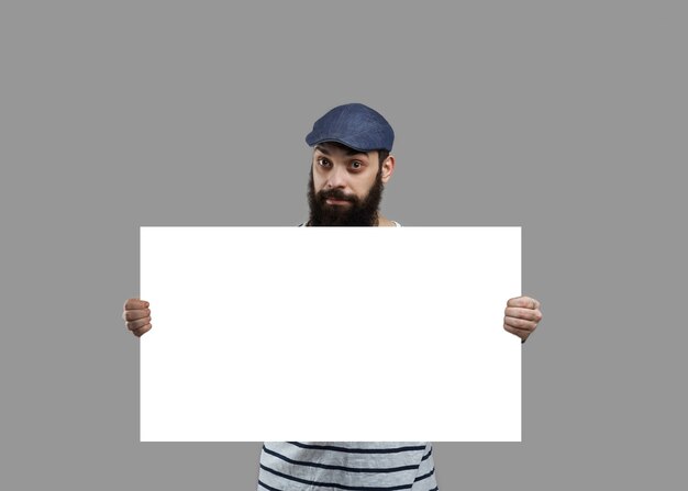 シャツを着たひげの男は、証明書の製品や販売テキストのために白い紙の白紙を保管します。