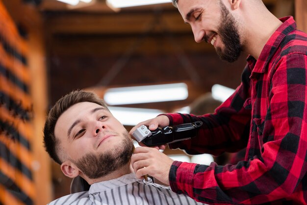Укладка бороды и стрижка в парикмахерской