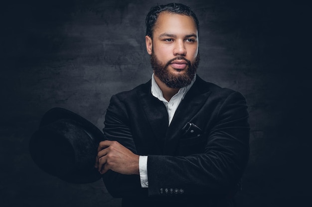 Free photo bearded black man wearing a suit and a felt hat.