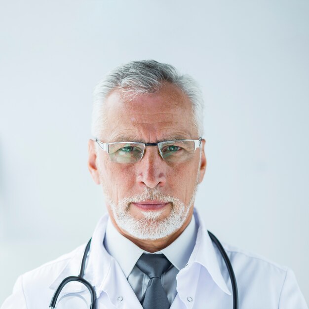 Бородатый врач в очках