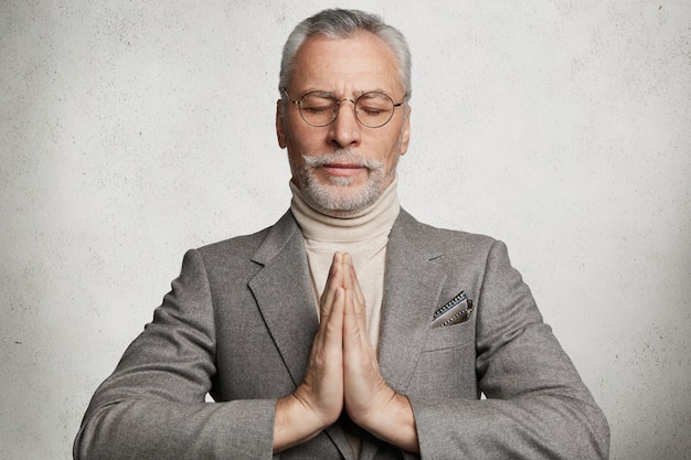 Free photo bearded grey-haired elderly man dressed in formal suit