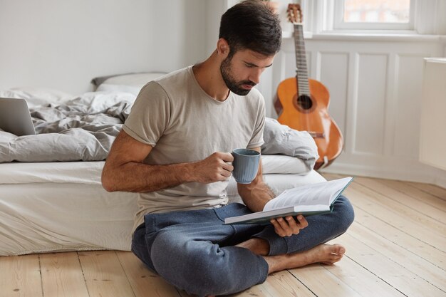 仕事中に自宅でポーズをとるひげを生やした男