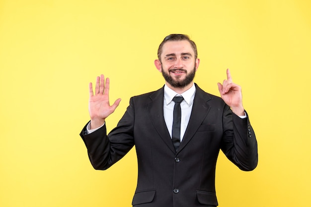 Бородатый парень поднимает палец и показывает одно число